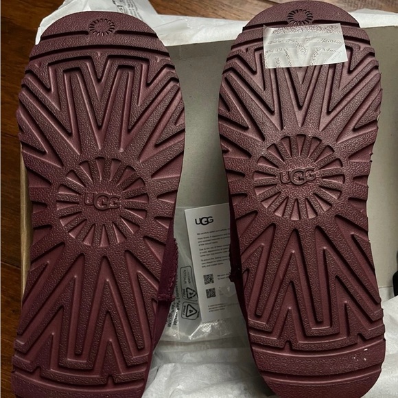 UGG Women's Ankle Boots in Burgundy - Picture 2 of 5